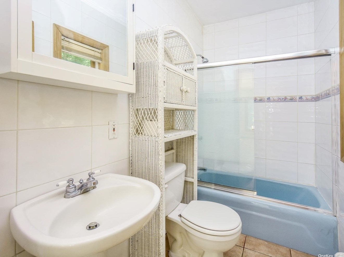 12 Hillside Ave, Port Washington NY  11050-2747 exterior