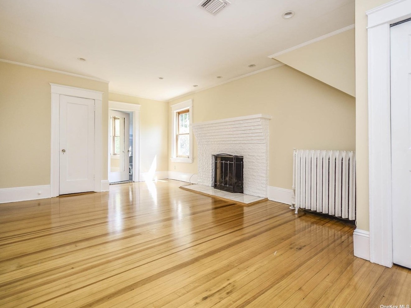 12 Hillside Ave, Port Washington NY  11050-2747 exterior