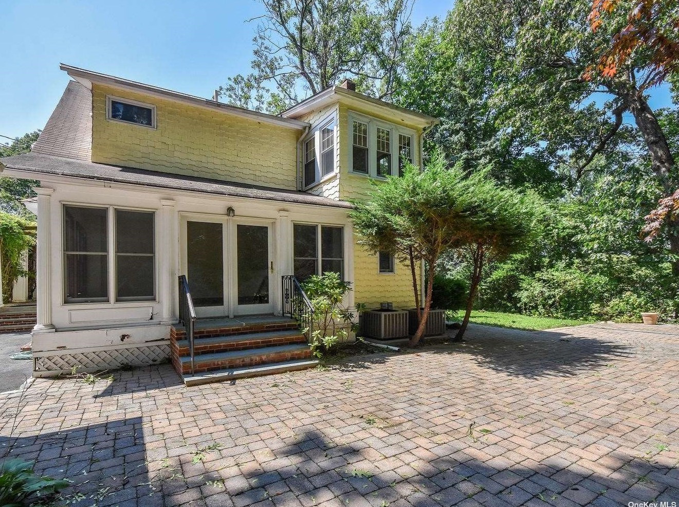 12 Hillside Ave, Port Washington NY  11050-2747 exterior