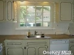 27 Whitman Ave, Syosset, NY 11791-5039