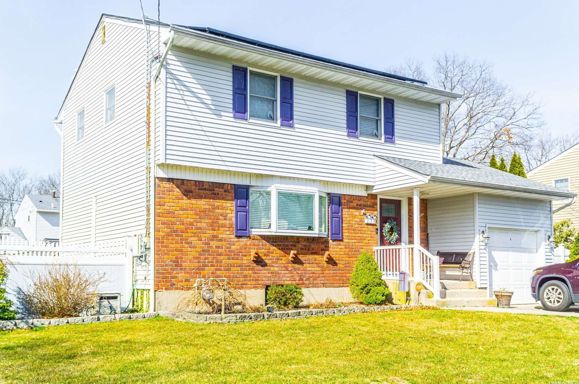 135 Sterling St, Prt Jefferson Station, NY 11776-2527