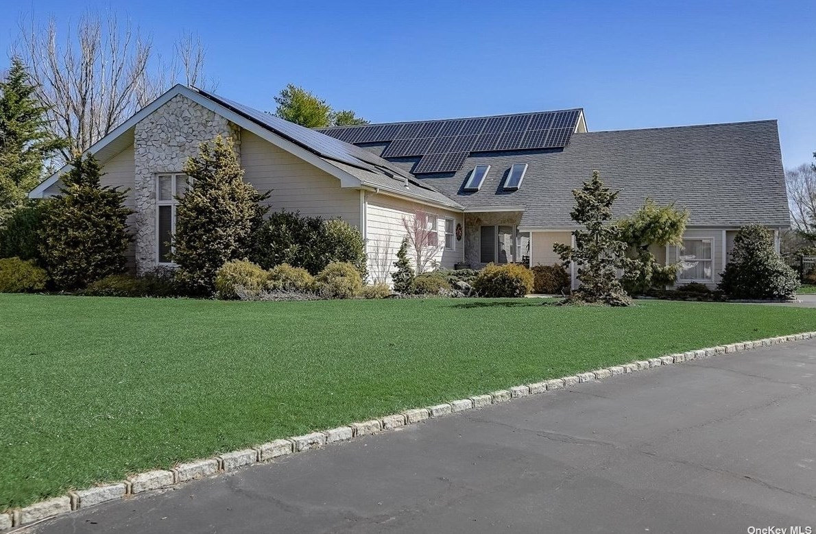 11 Harness Rd, Head Of The Harbor, NY 11780-1623