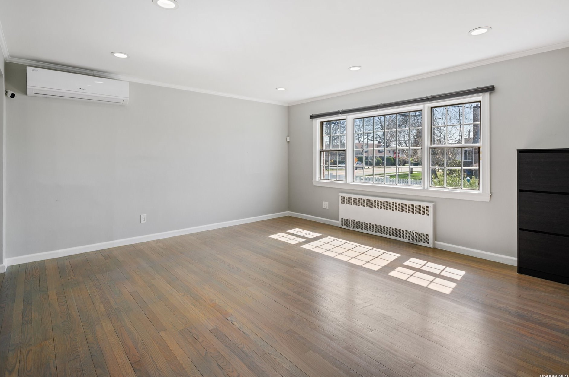 651 5th Ave, New Hyde Park, NY 11040