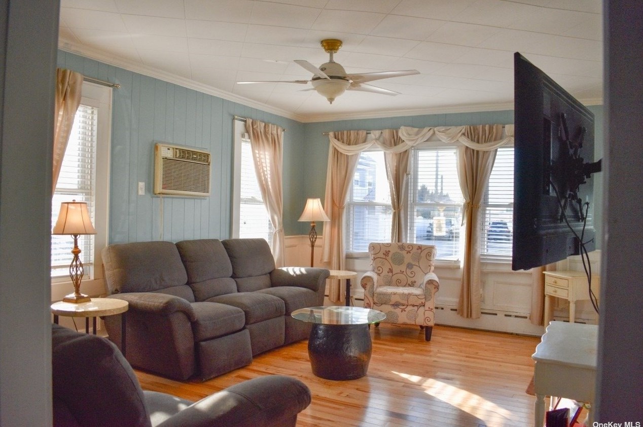 31 Norfolk Rd, Barnum Island NY  11558-1014 exterior