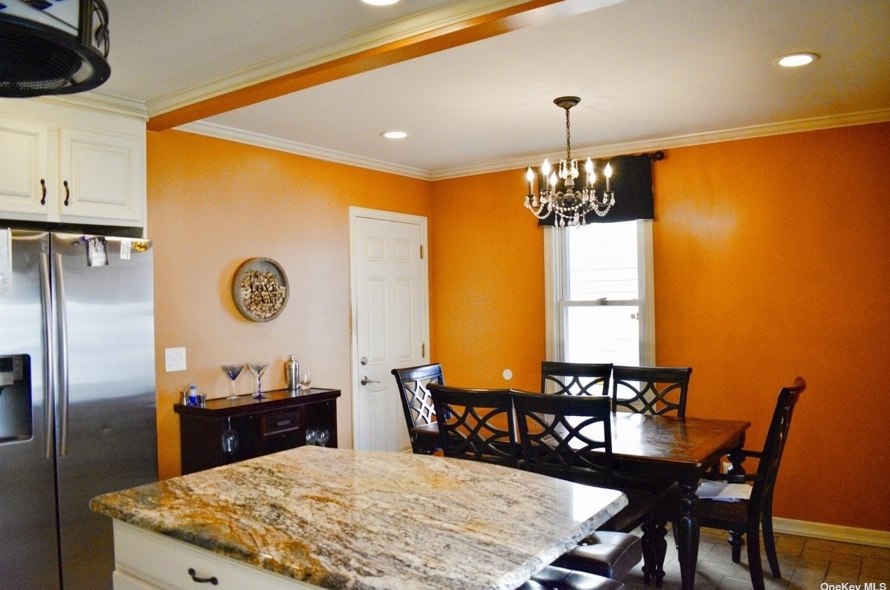 31 Norfolk Rd, Barnum Island, NY 11558-1014