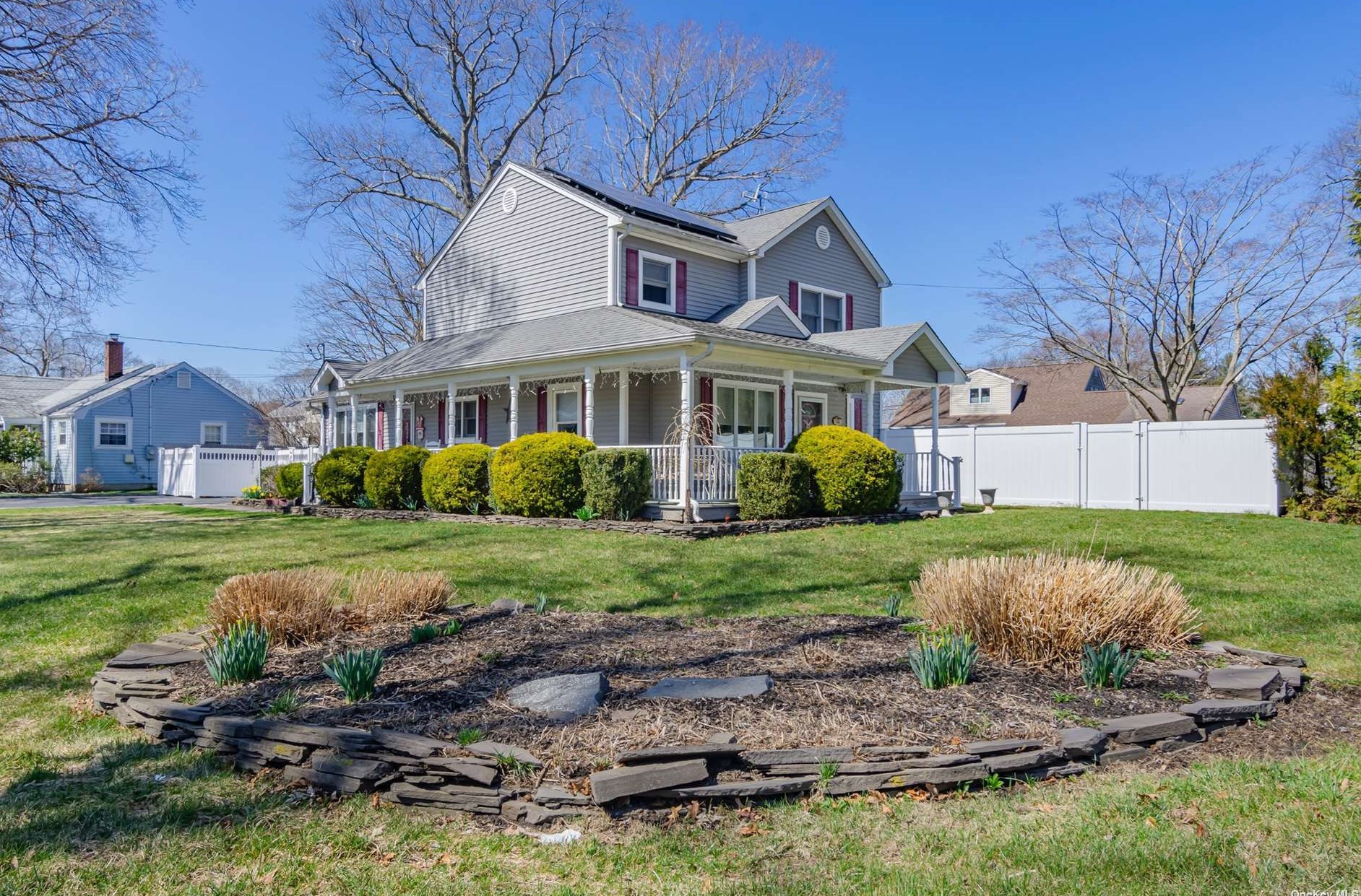 138 Lake Ave, Head Of The Harbor, NY 11780-2936
