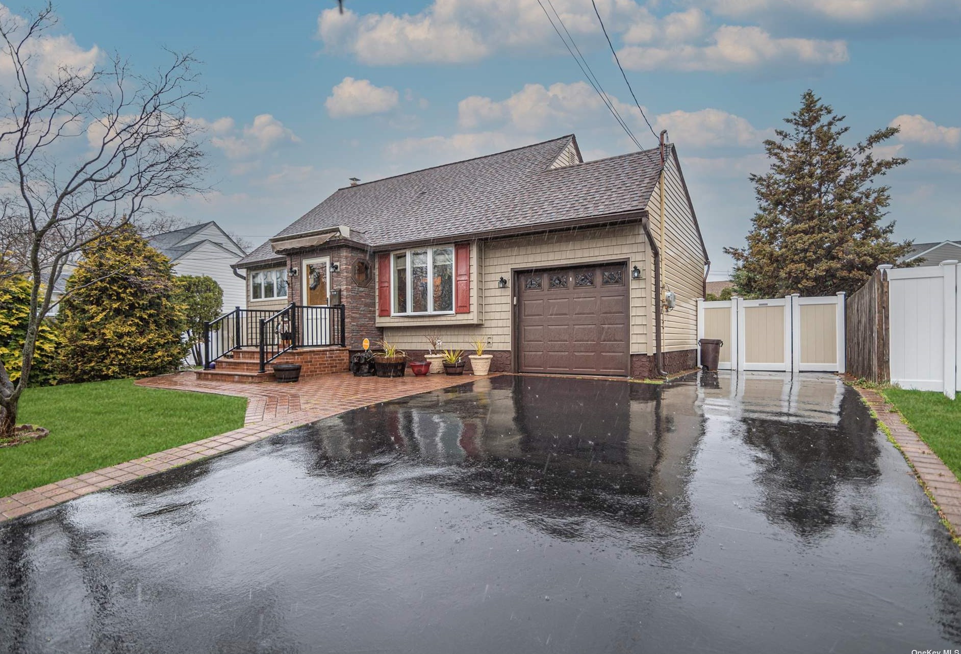 210 28th St, North Lindenhurst, NY 11757