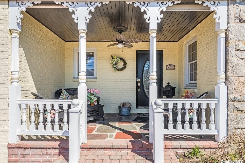15 Rowe Ave, Lynbrook, NY 11563-4221