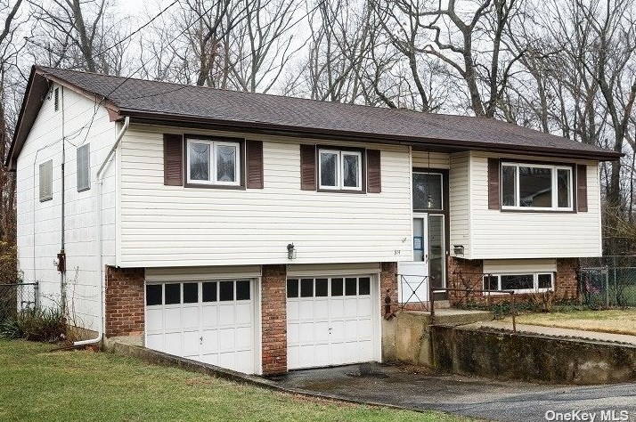 314 Evelyn Ct, Hempstead, NY 11552-2638