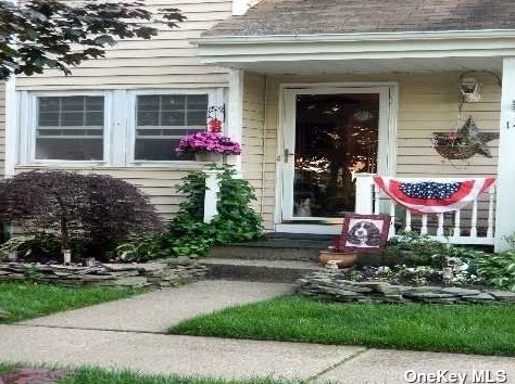 14 Smith Cmns, Yaphank, NY 11980-2030