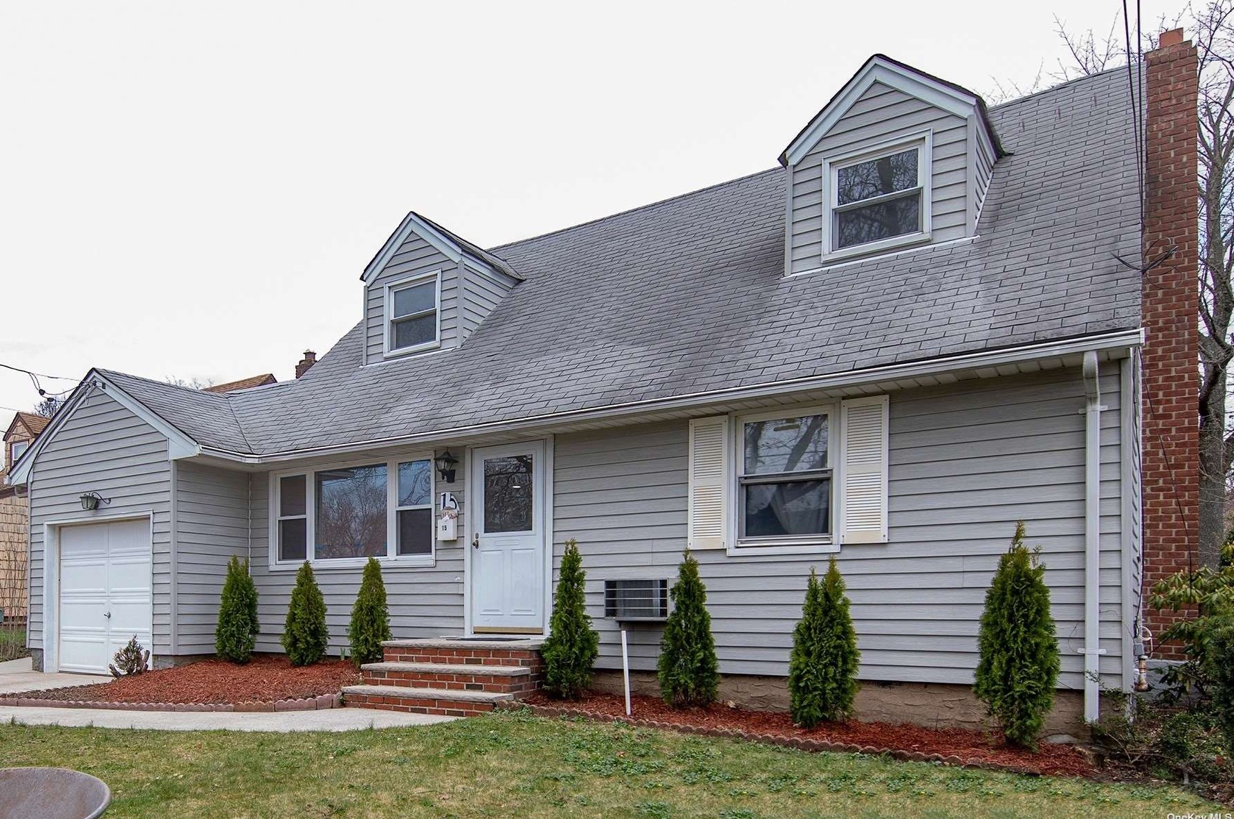 15 Hillcrest Dr, Westbury, NY 11590