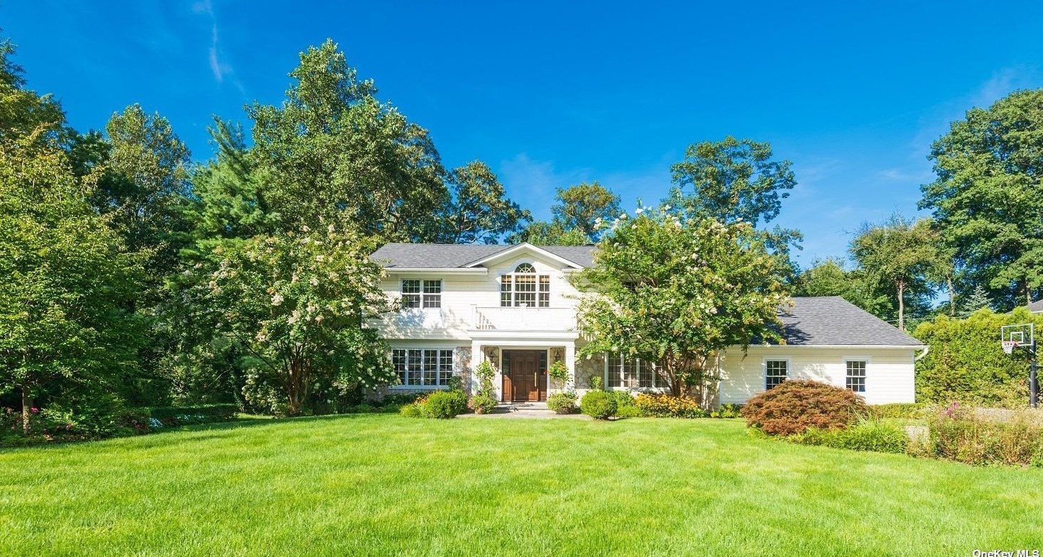 122 Tara Dr, East Hills, NY 11576-2726