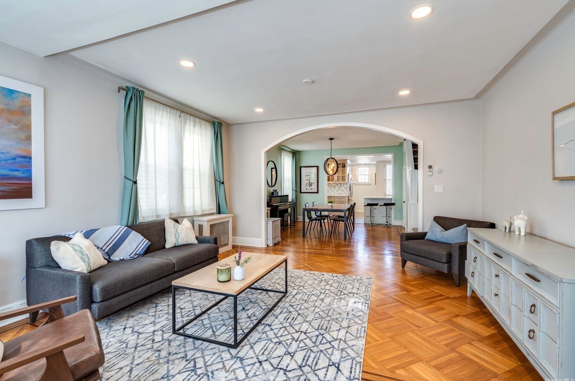 69-33 67th St, Flushing, NY 11385-3776