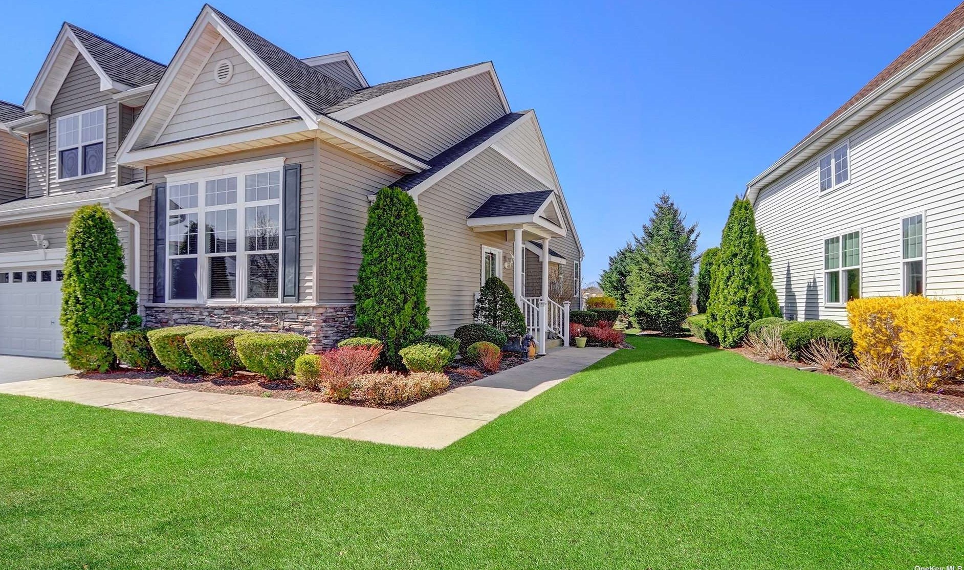 160 Augusta Dr, Gordon Heights, NY 11763-2401