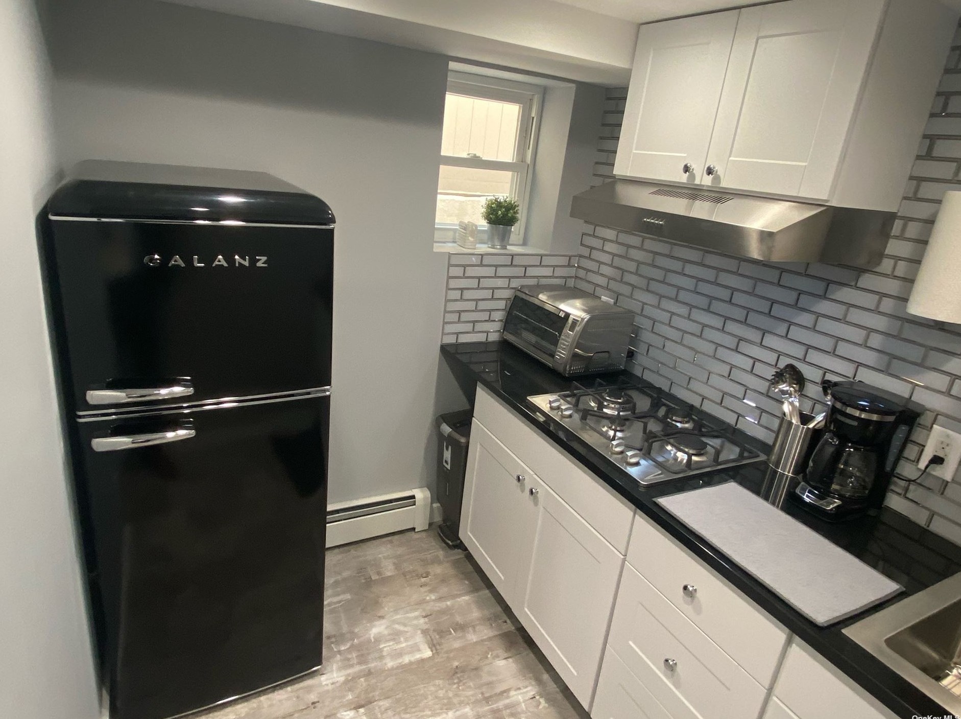21-12 Hazen St, Flushing, NY 11370