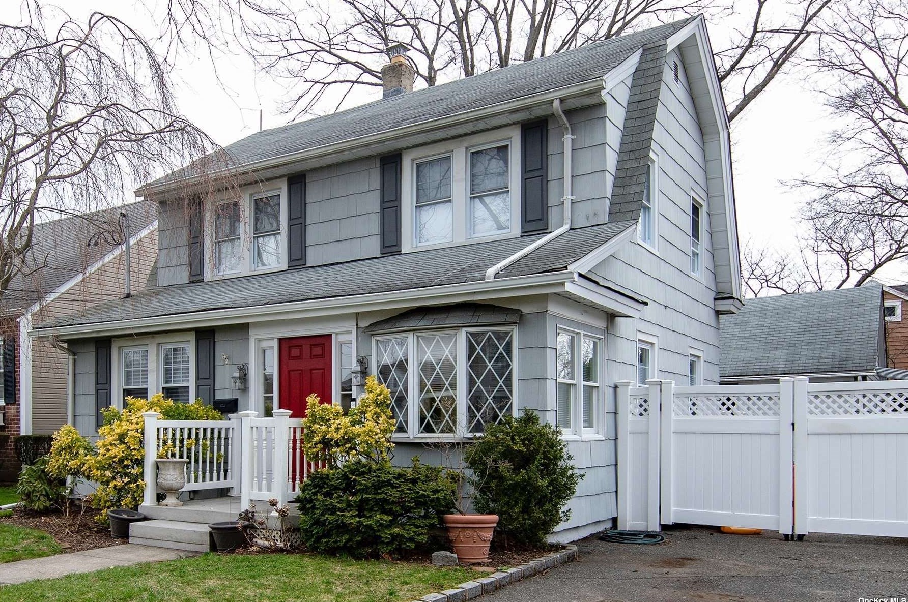 200 White Rd, Garden City, NY 11501-2250