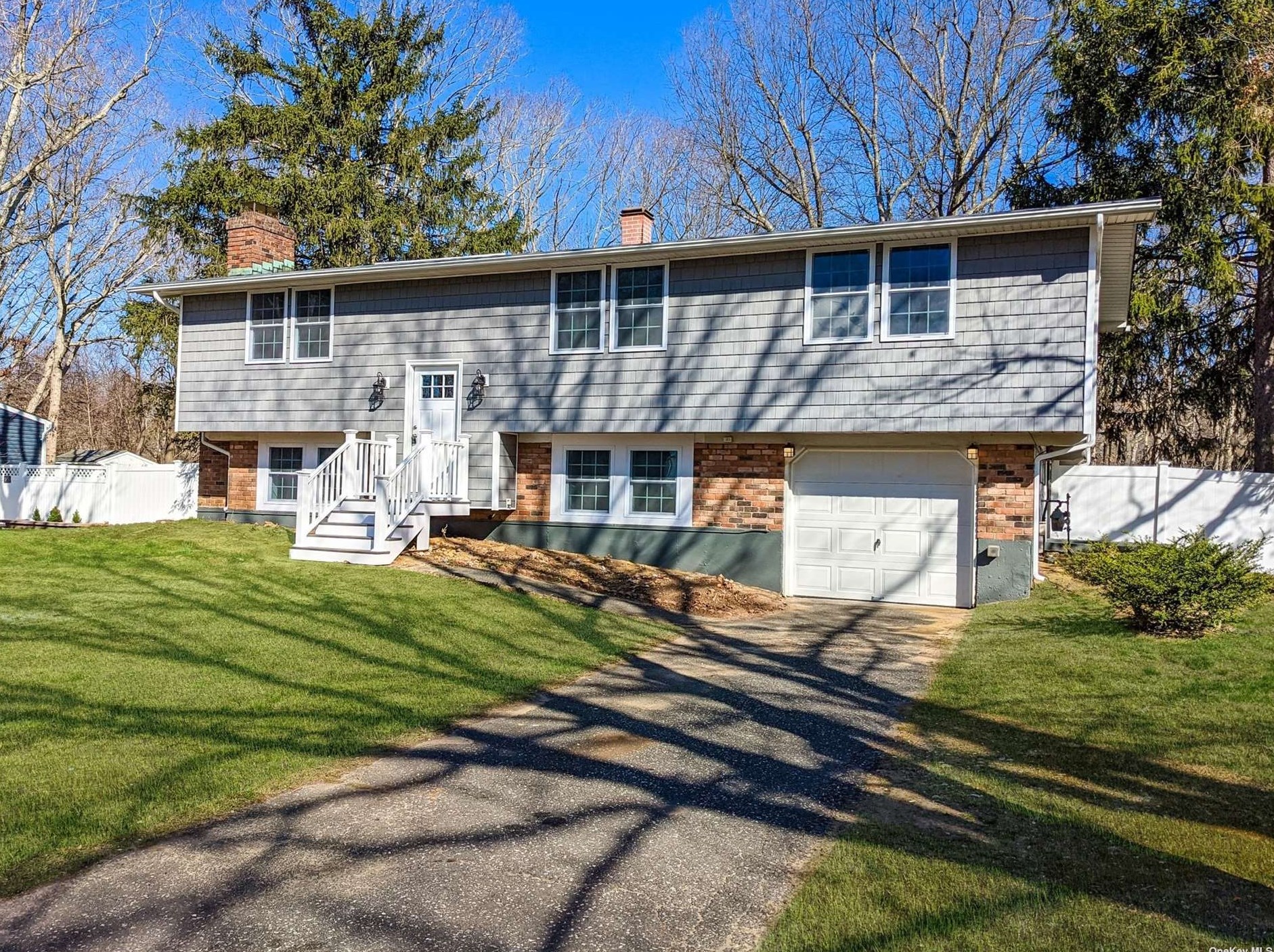 9 Mayflower Ln, Strongs Neck, NY 11733-3303