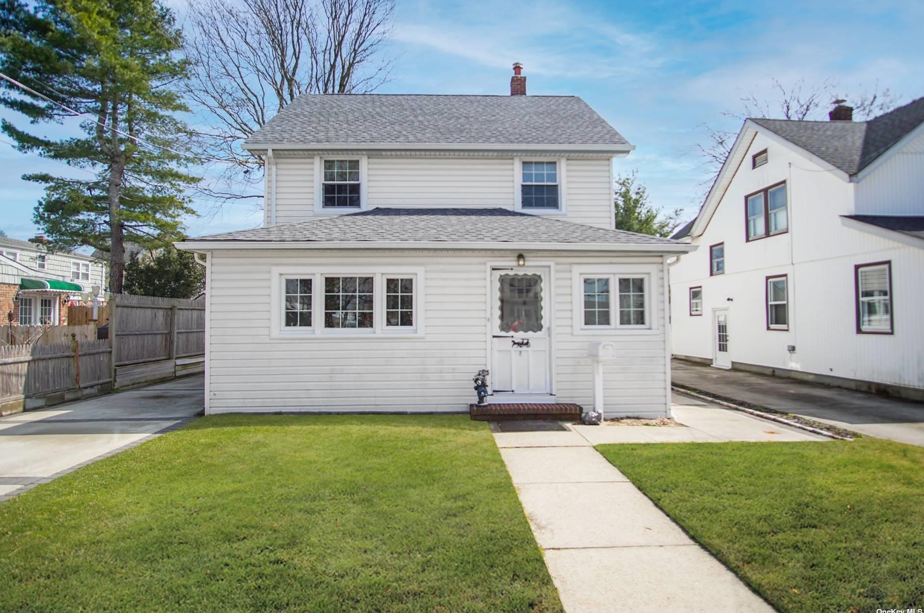 4 Cedar St, Lynbrook, NY 11563-4039