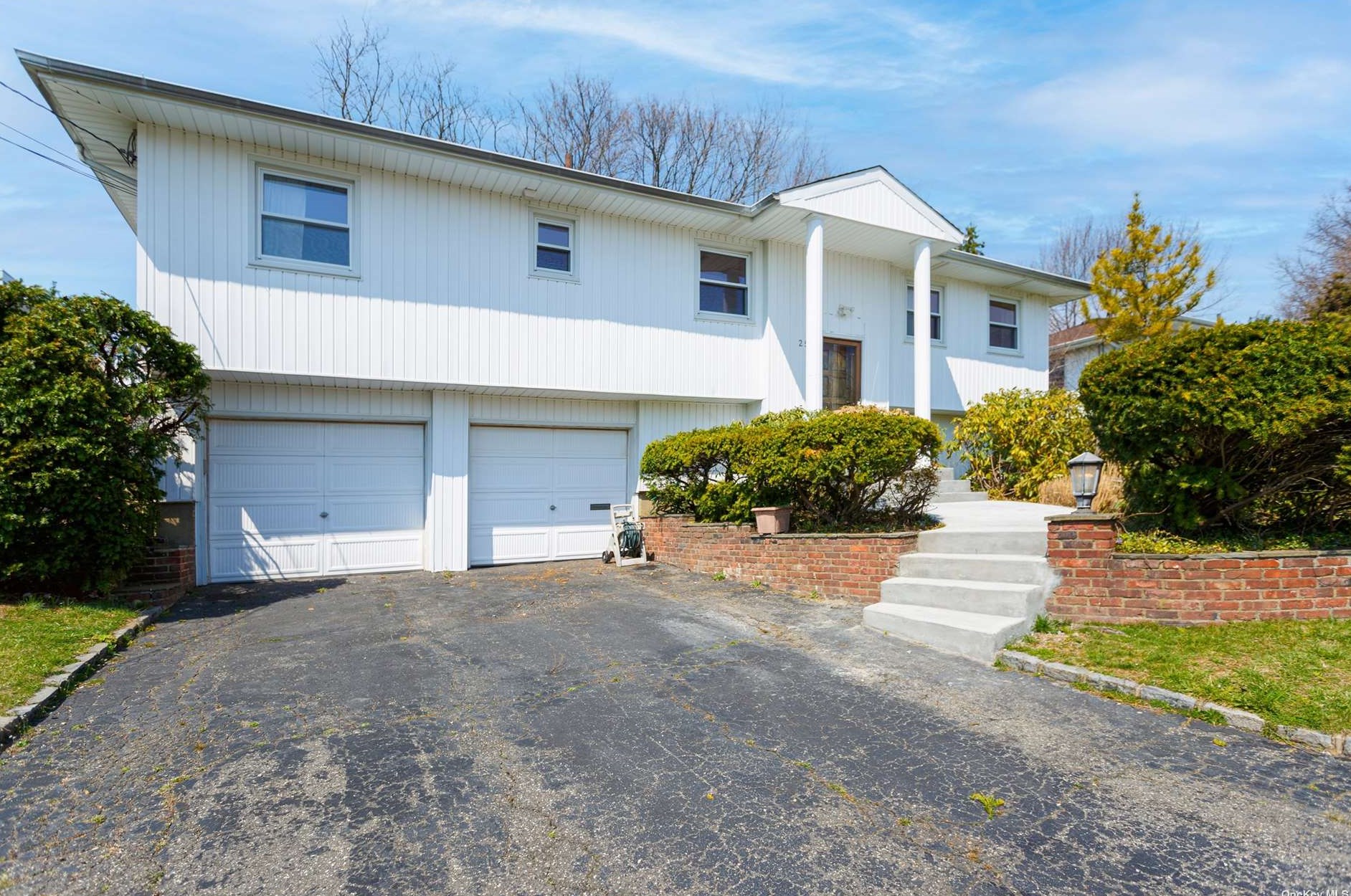 25 Russell Park Rd, Syosset, NY 11791-5417