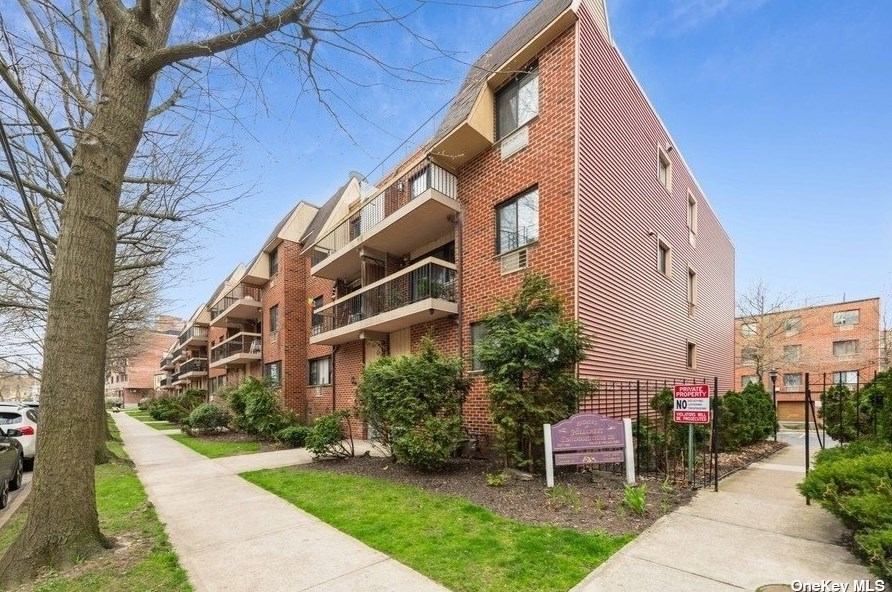 71-32 162nd St, Flushing, NY 11365-2042