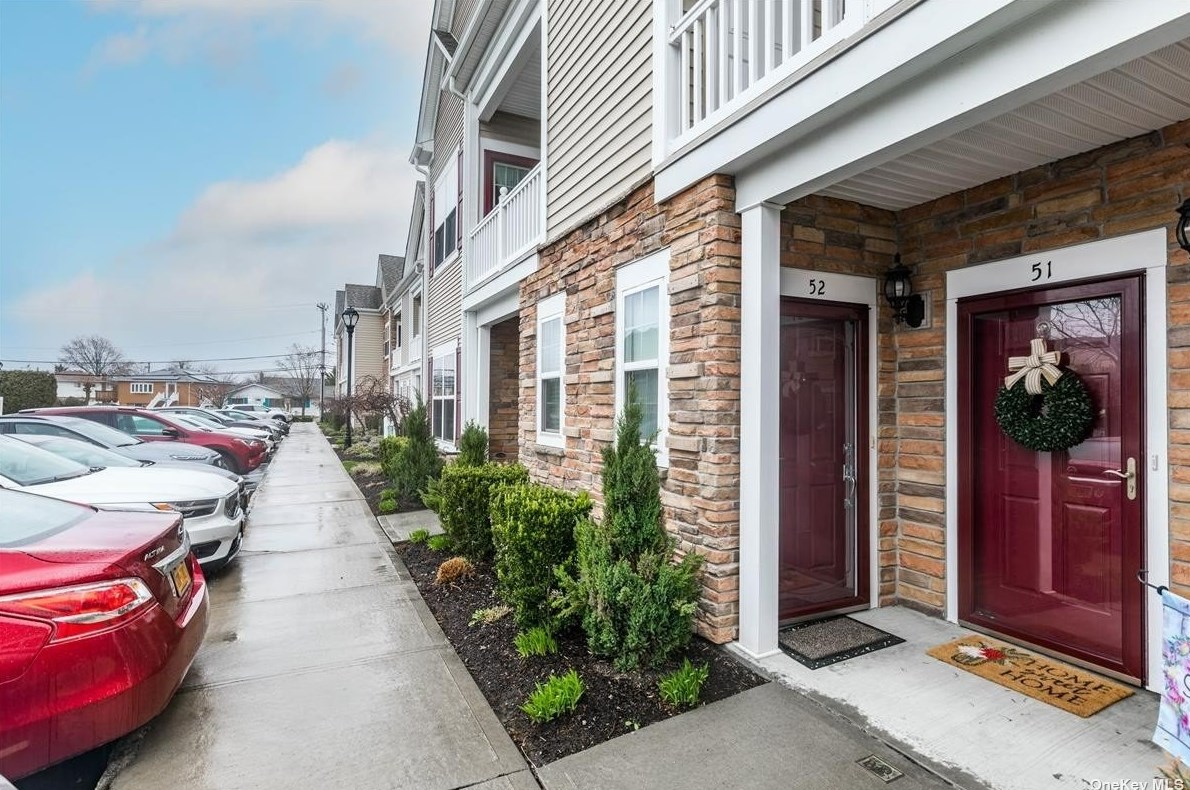 52 Wexford Ln, Rockville Centre, NY 11572-5231