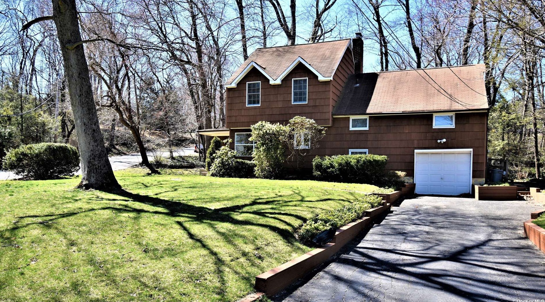 18 Nursery Rd, Huntington Station, NY 11747
