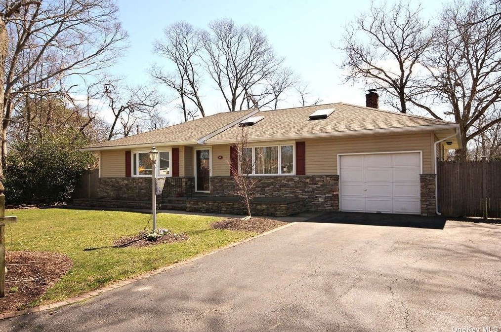 14 Westbury St, East Islip, NY 11730