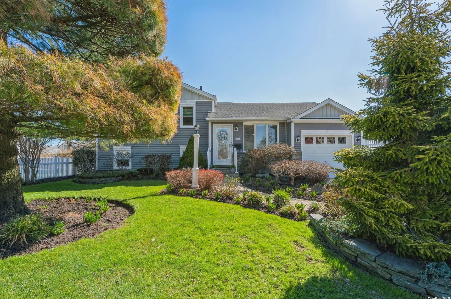 501 Bayview Ave, Freeport, NY 11520-5320
