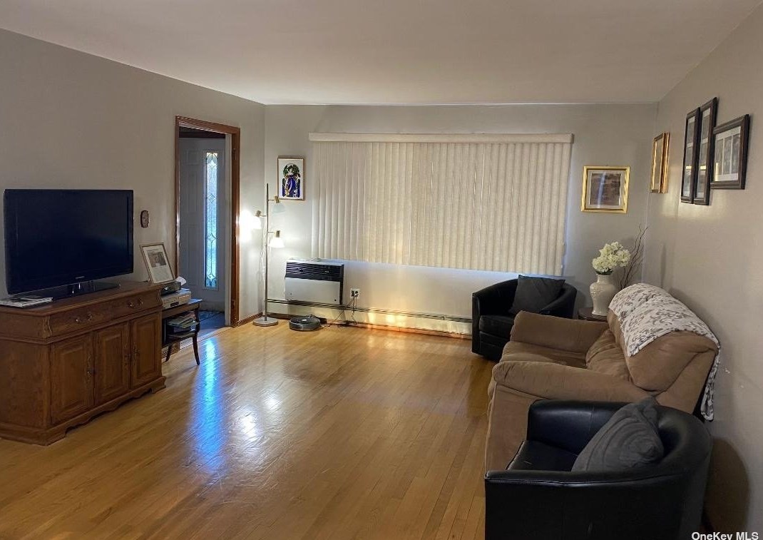 7 S 4th St, New Hyde Park, NY 11040