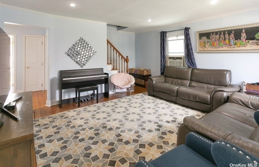 147 N 11th St, New Hyde Park, NY 11040