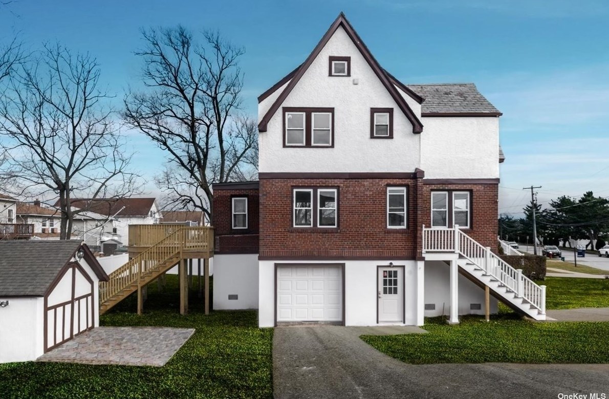 1 Baker Ct, Barnum Island, NY 11558-2214