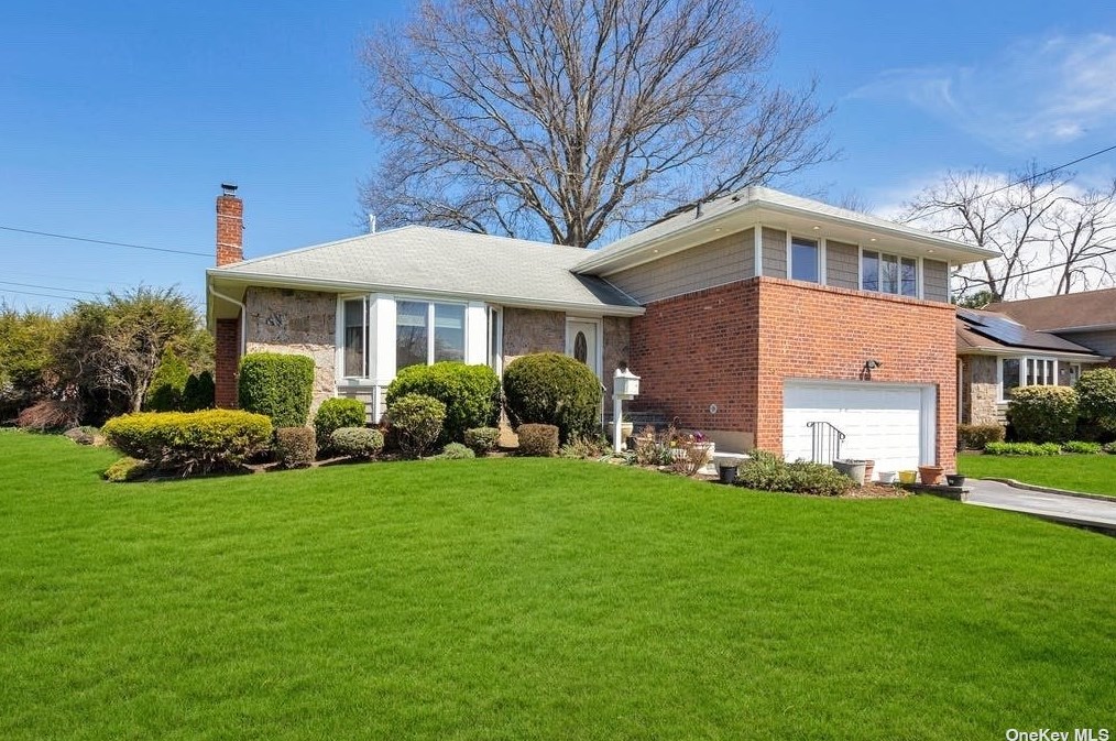 36 Market Dr, Syosset, NY 11791-6918