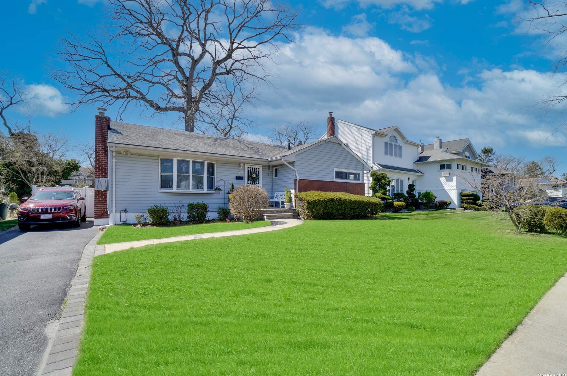 576 Haddon Ln, Hempstead, NY 11554-4714