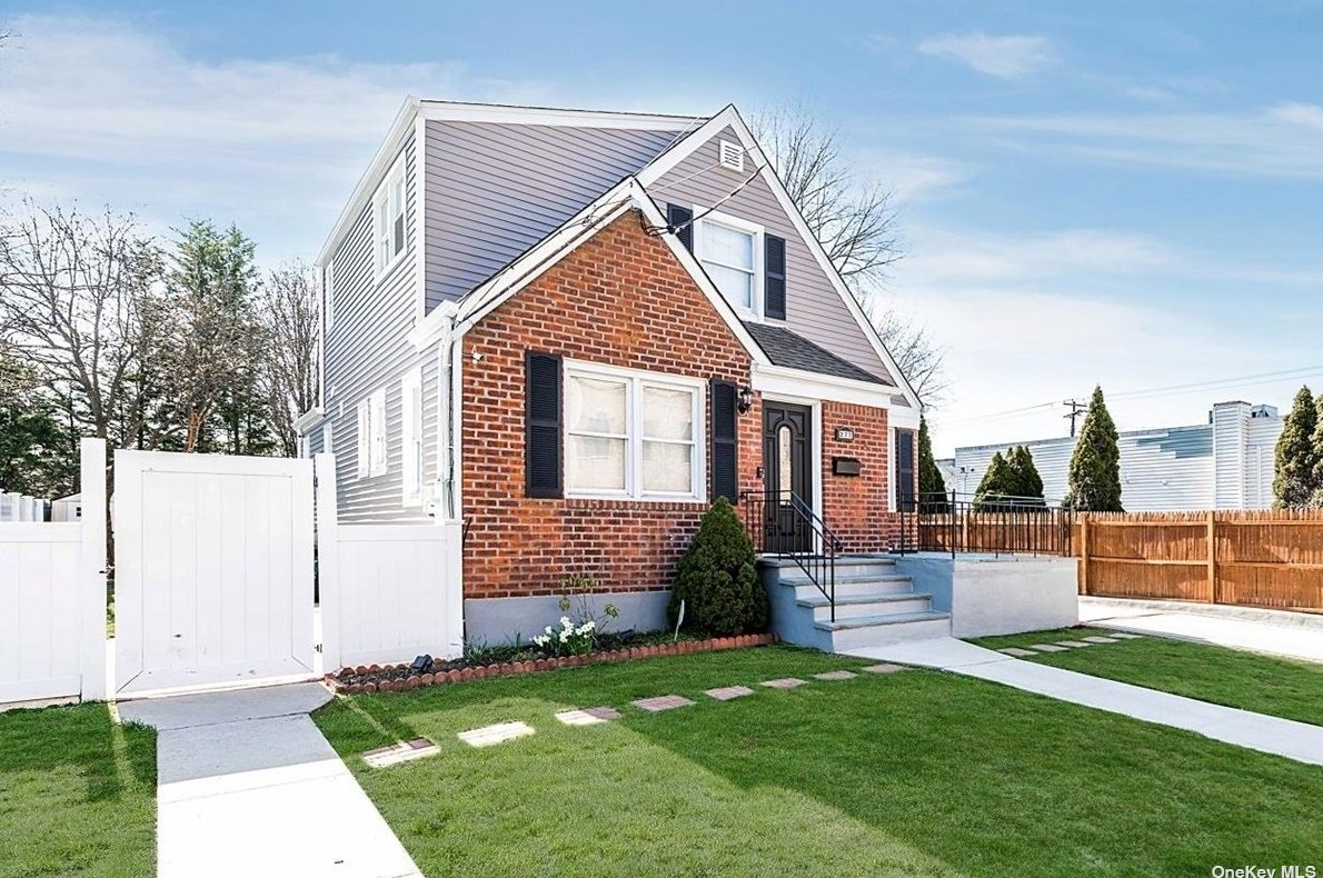 277 Emory Rd, Garden City, NY 11501-2351