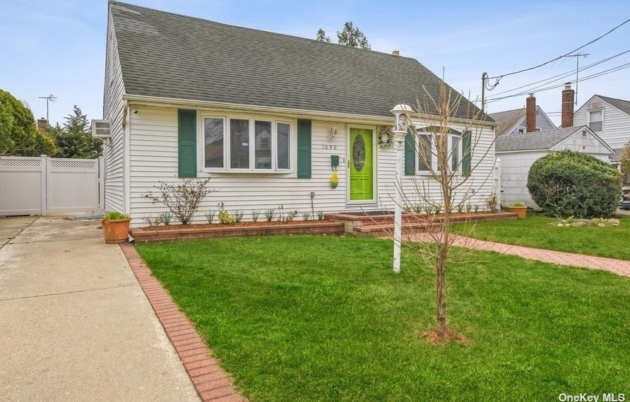 1090 Myron St, Hempstead, NY 11553-1226