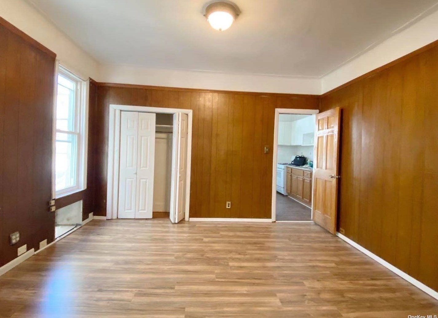 31-11 84th St, Flushing, NY 11370-1604