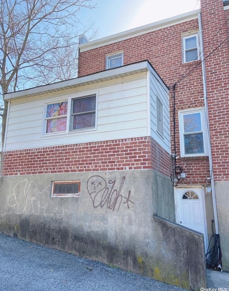 58-65 206th St, Flushing, NY 11364-1348