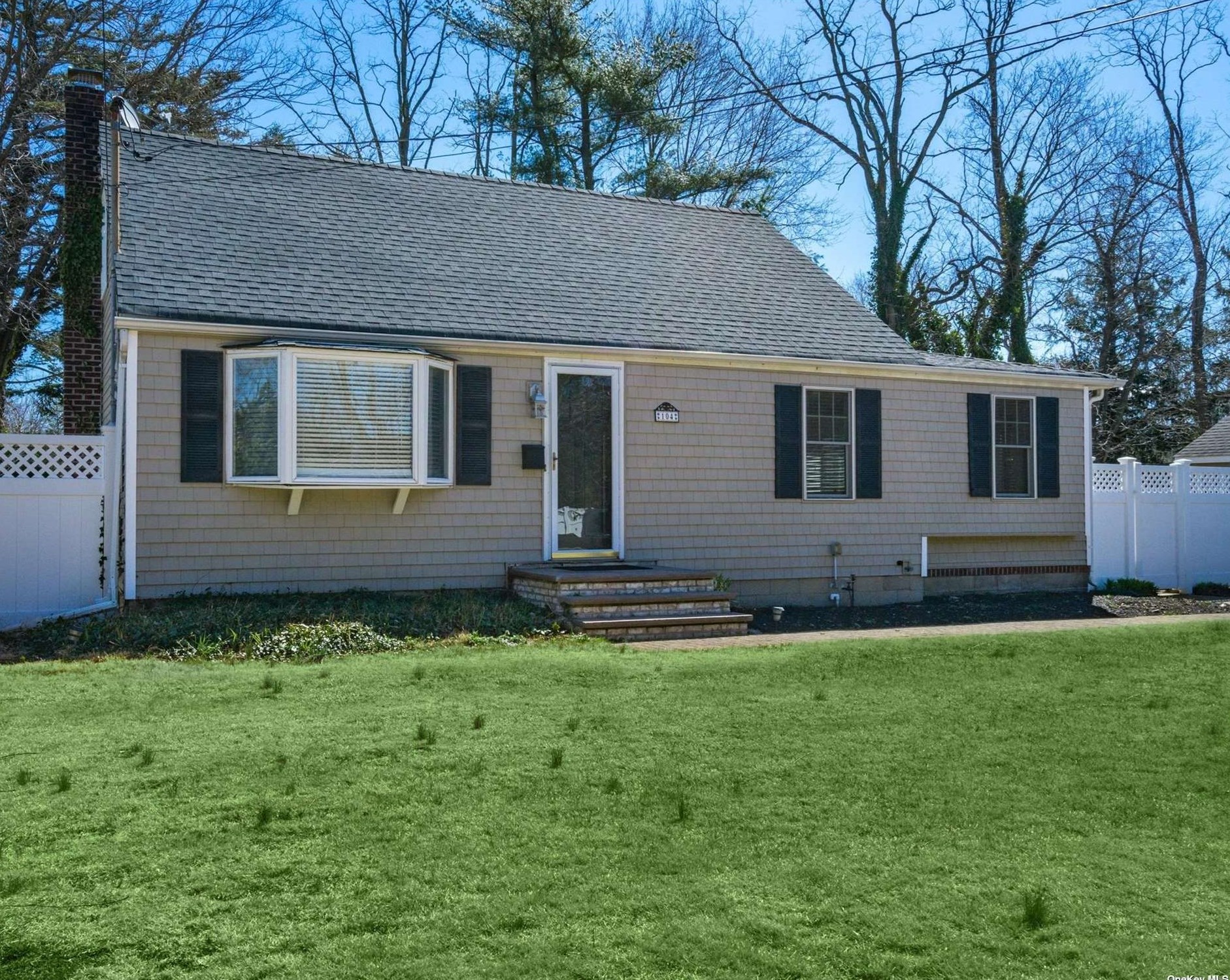 104 Hoyt Ln, Prt Jefferson Station, NY 11777-1319