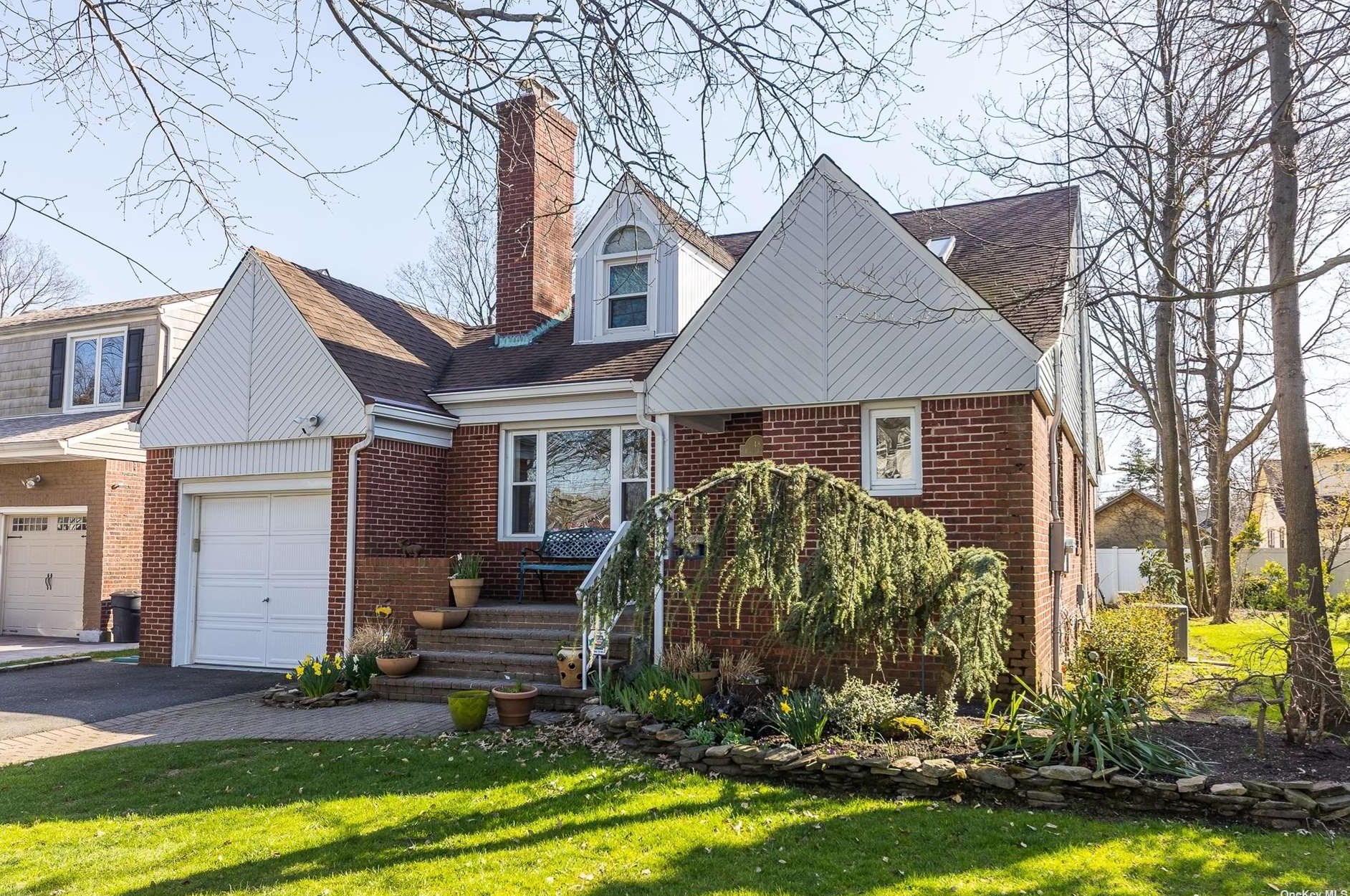 48 Rowe Ave, Lynbrook, NY 11563-4222