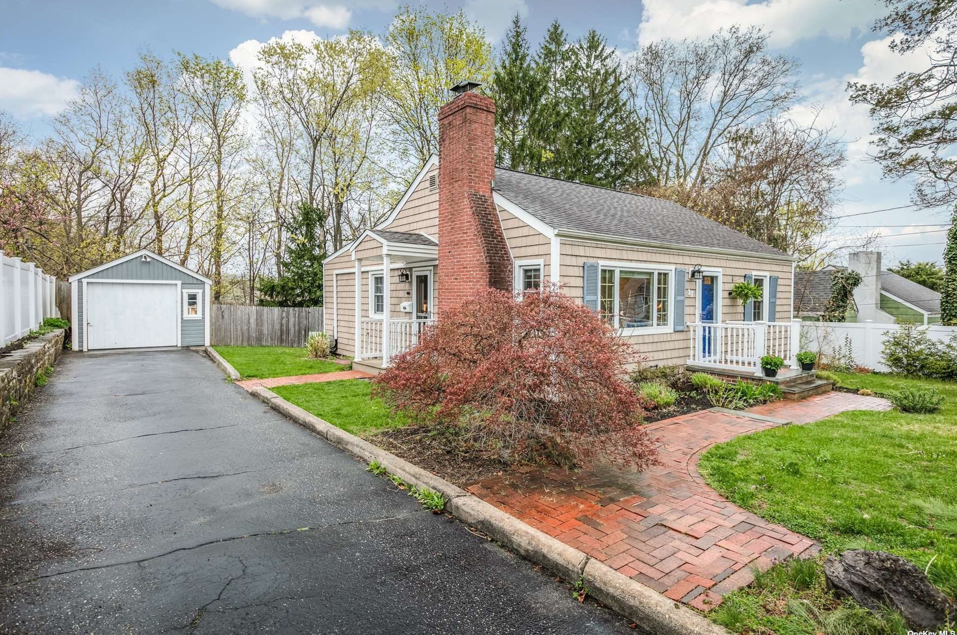 37 Edwards Pl, Huntington Station, NY 11746