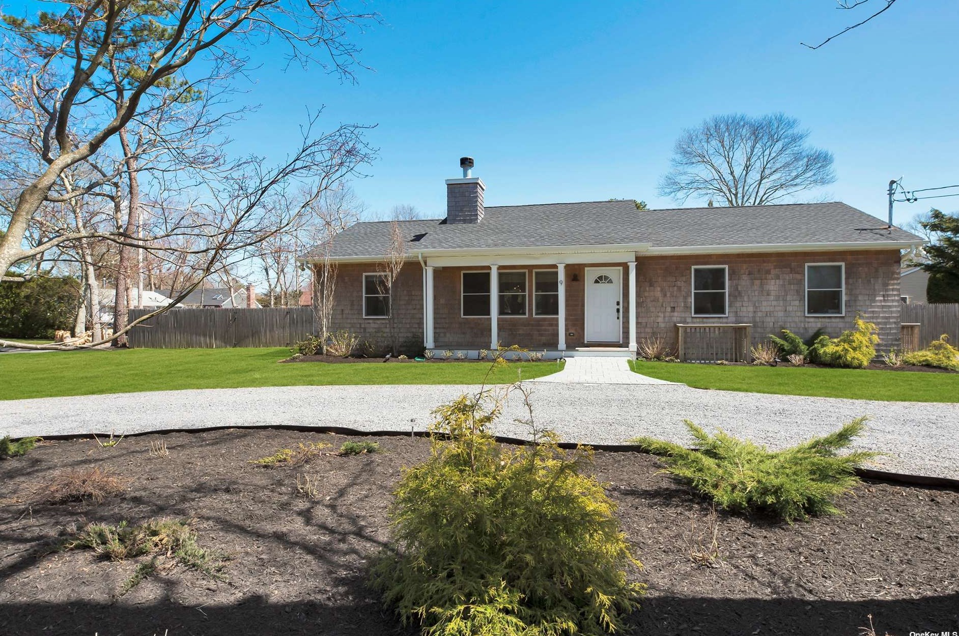 9 Washington Ave, Hampton Bays, NY 11946-1520