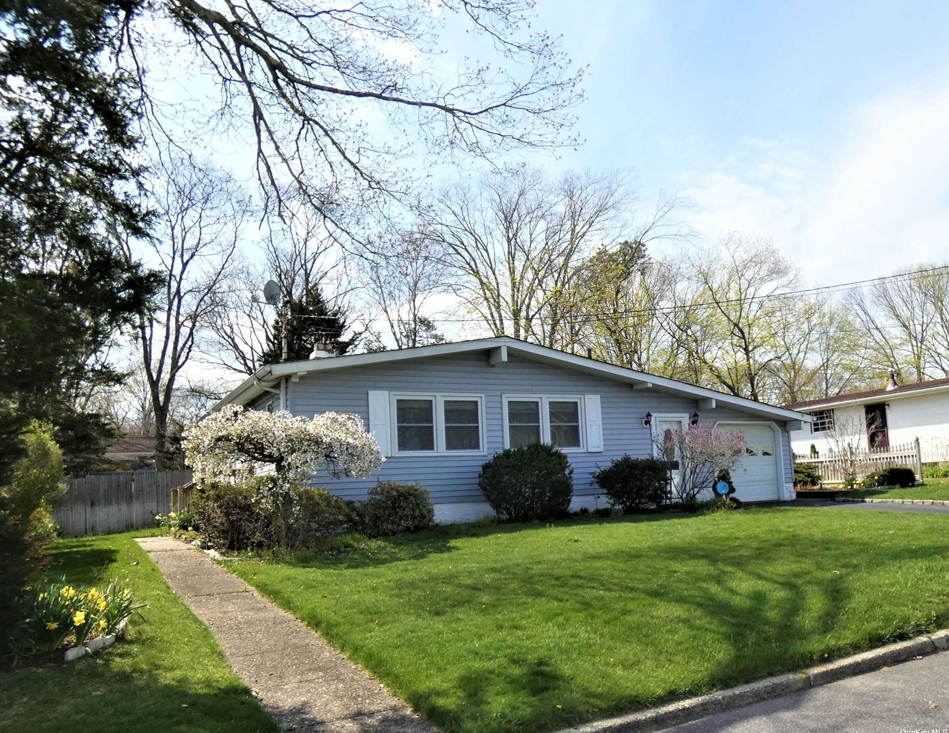 22 Crestwood Ln, Hauppauge, NY 11779-1912
