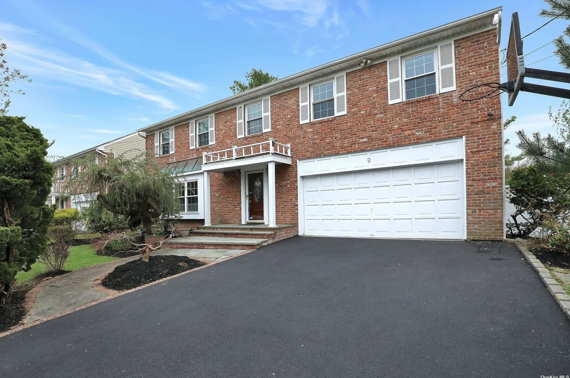 9 Monfort Pl, Syosset, NY 11791-2120