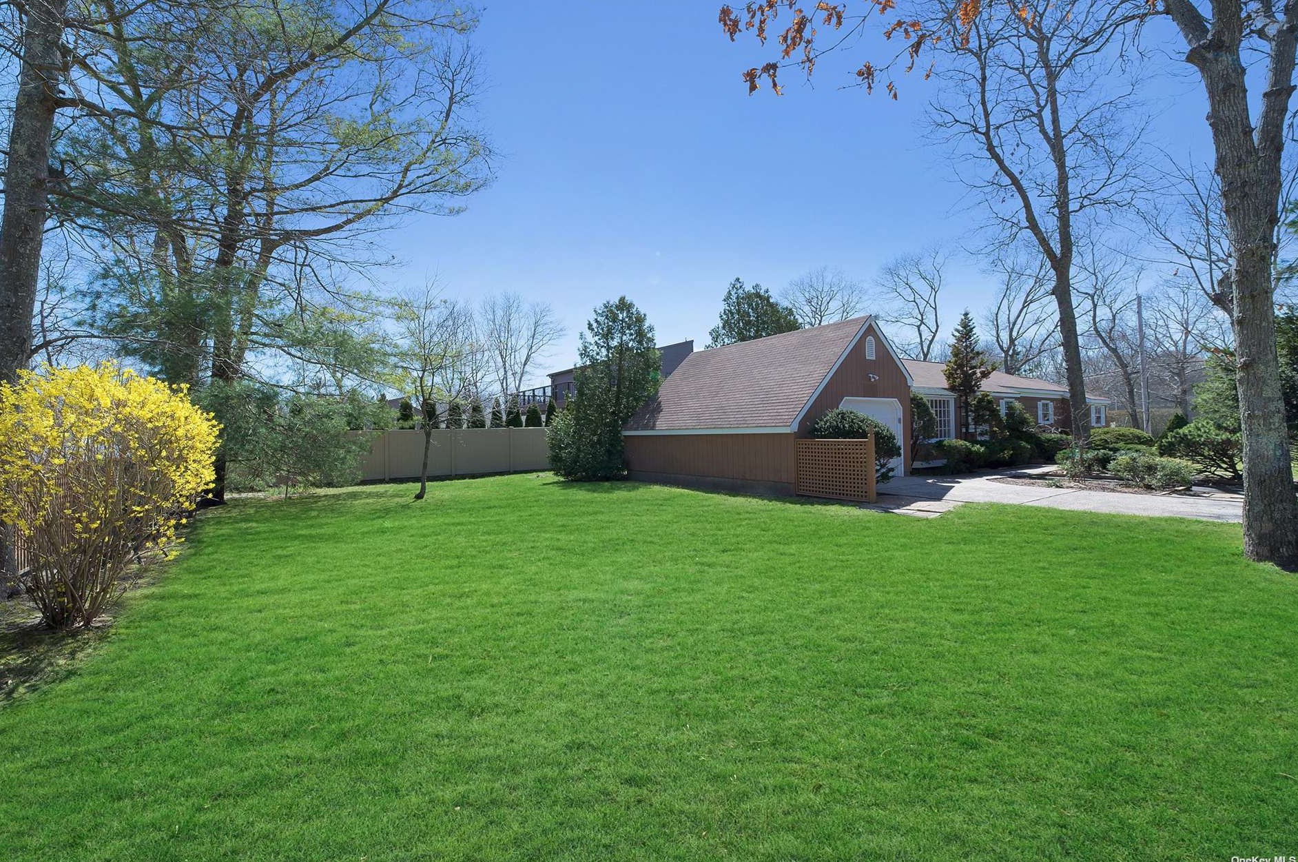 2 Riverdale Dr, Hampton Bays, NY 11946-2839