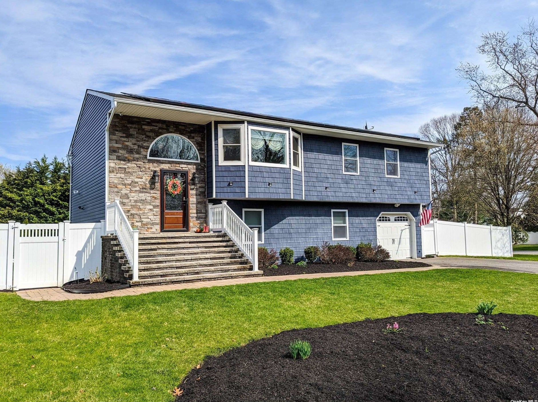 57 Creighton Ave, Hauppauge, NY 11779-4444