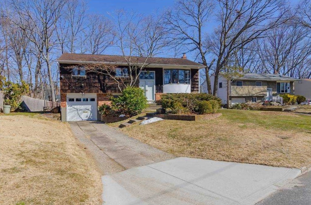 7 Fiore Ct, Head Of The Harbor, NY 11780-1701