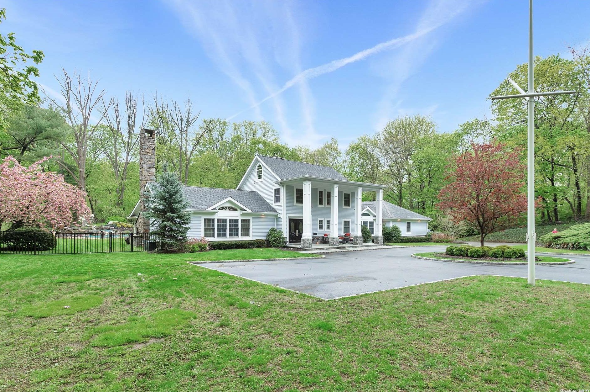 163 Middle Neck Rd, Port Washington, NY 11050-1212