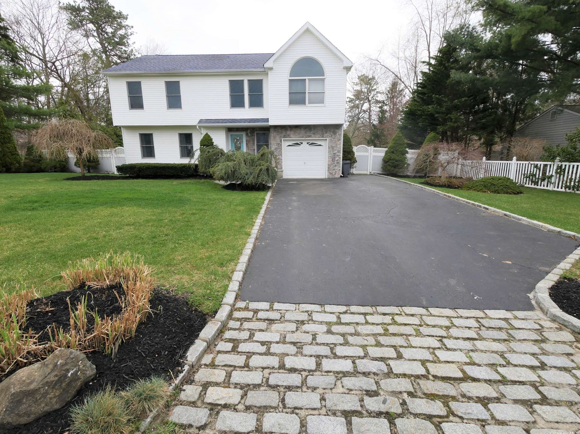 10 Marc Dr, Panamoka, NY 11961