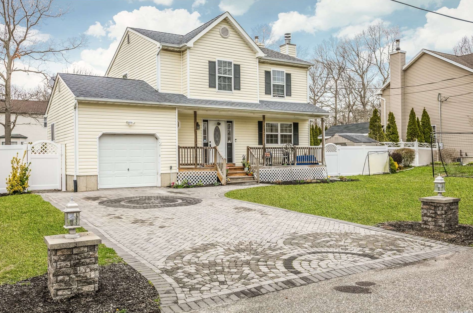 27 Southaven Ave, Manor Park, NY 11950-3944