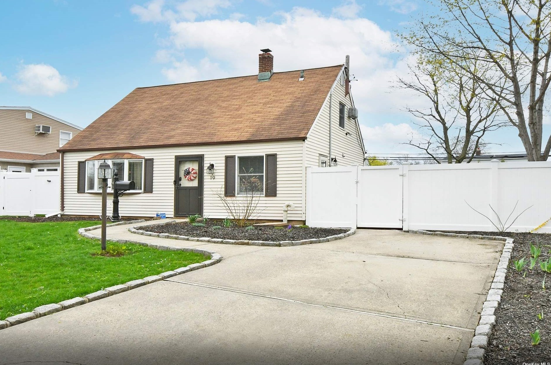 19 Crescent Ln, Plainedge, NY 11756-2505